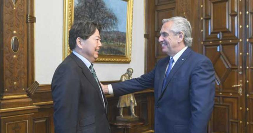 Alberto Fernaacutendez recibioacute al canciller de Japoacuten para profundizar el viacutenculo bilateral