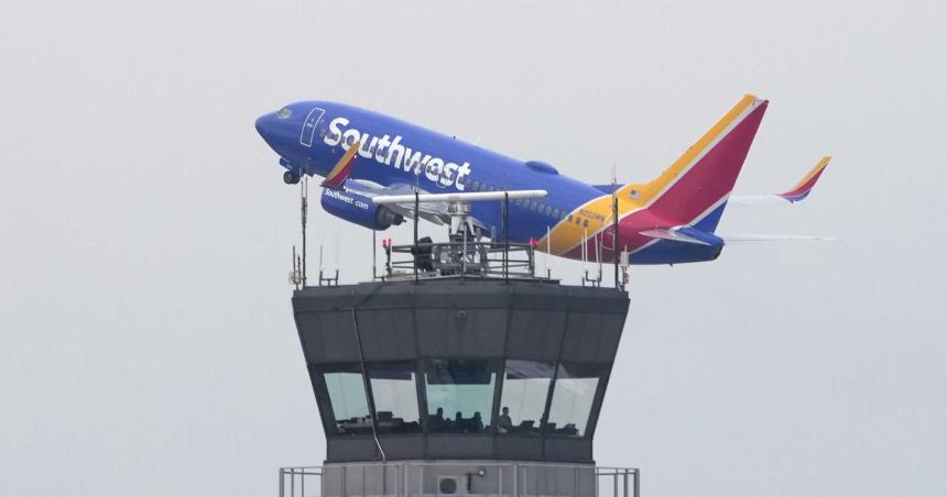 Caos en aeropuertos de EEUU por una falla informaacutetica que obligoacute a paralizar los vuelos