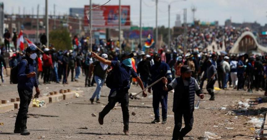 Peruacute- las movilizaciones se extienden a diez regiones y llegan a Lima