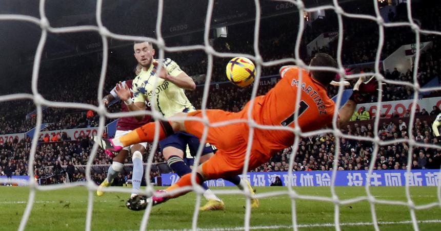 Dibu Martiacutenez fue figura en la victoria de Aston Villa