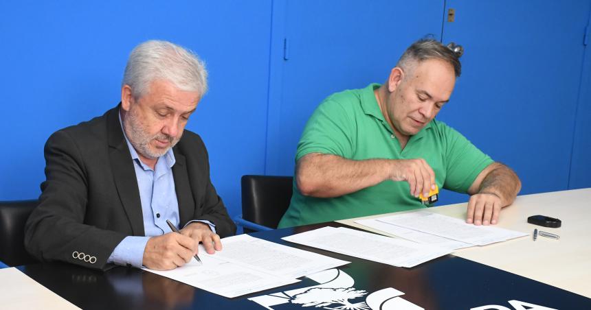 Firman contrato por obra de desaguumles en La Maruja