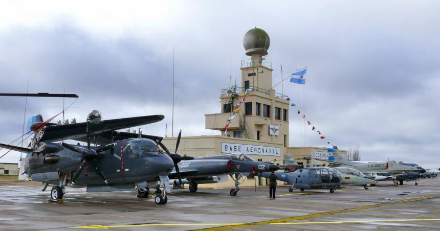 Un policiacutea apuntildealoacute a su expareja a la hija y a un militar en la base aeronaval de Bahiacutea Blanca