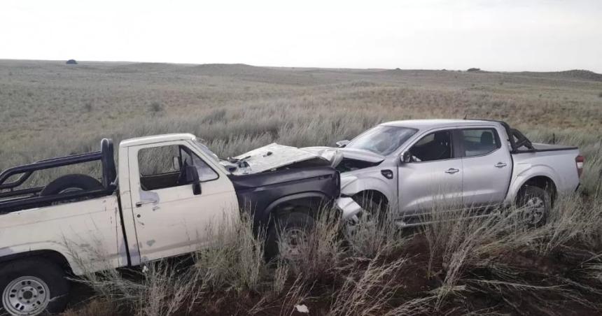 Chocaron dos camionetas dentro de un campo cerca de La Pastoril