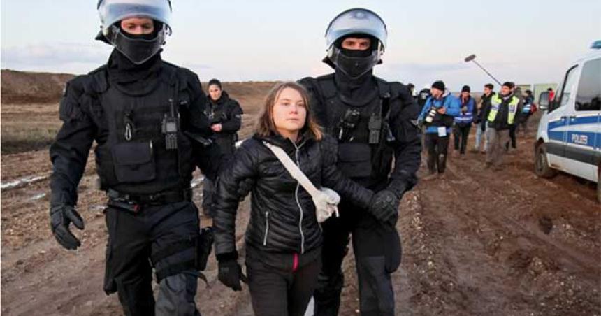 Detuvieron a Greta Thunberg durante una protesta en un pueblo carbonero alemaacuten