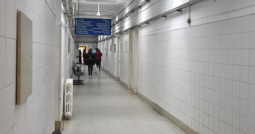 Una mujer incumplioacute una restriccioacuten y le rompioacute las aberturas de la casa a su ex