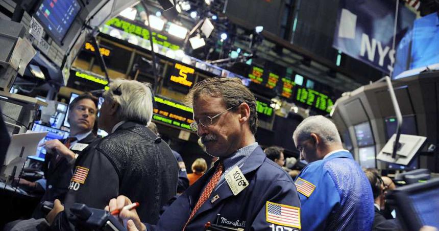 Un diacutea de locos- se desplomoacute el Merval y cayoacute el riesgo paiacutes