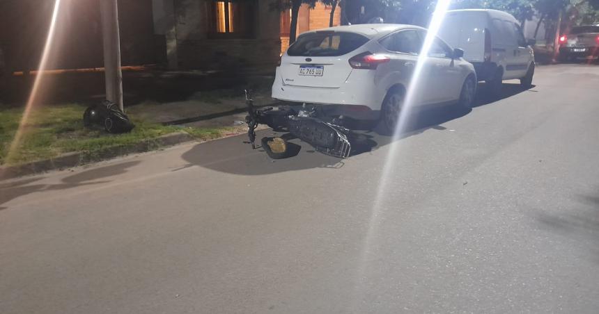 Huyoacute de la policiacutea pasoacute semaacuteforos en rojo y chocoacute contra un auto