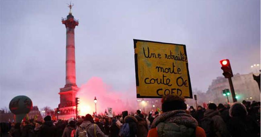 Huelga y multitudinaria manifestacioacuten contra la reforma jubilatoria de Macron
