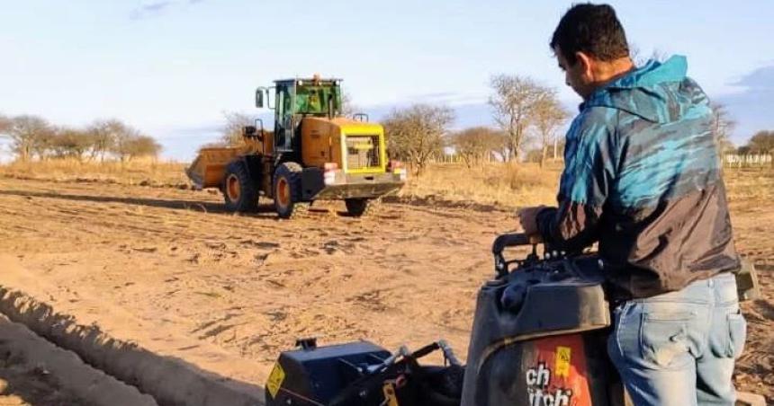 Realizan mejoras en camino vecinal de Miguel Caneacute