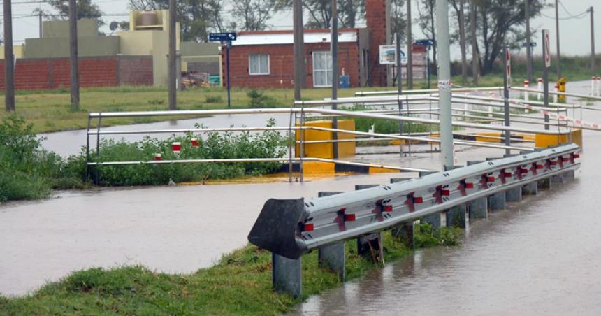 Por la intensa lluvia colapsaron los canales de desaguumle en Realicoacute