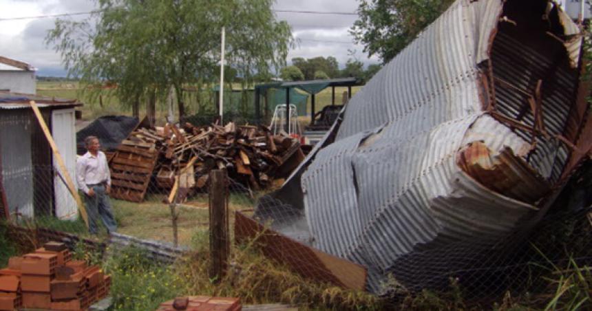 La tormenta en Winifreda lanzoacute un silo a 200 metros