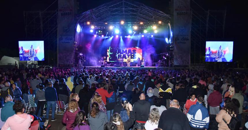 Una multitud en la Fiesta de la Barda
