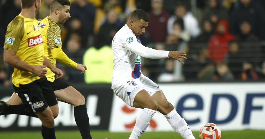 El PSG goleoacute sin Messi pero con un brillante Mbappe 