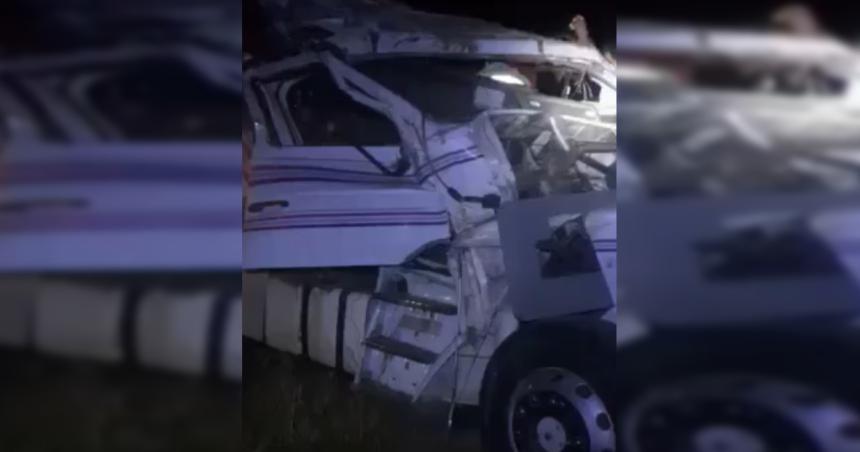 Video- dos heridos por el vuelco de un camioacuten