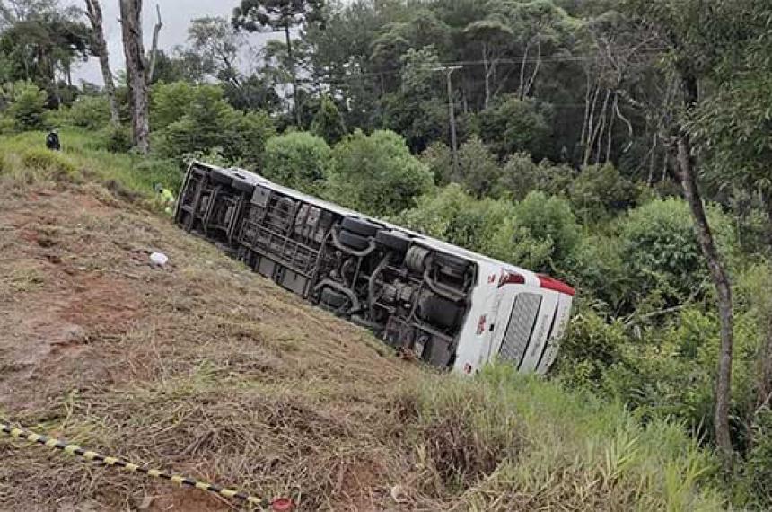 Un nintildeo y su madre argentinos murieron al caer un bus por un barranco en Brasil