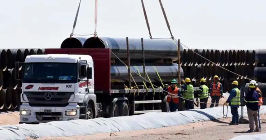 Cortes en la Ruta Nacional 35 por el traslado de equipos para la obra del gasoducto Neacutestor Kirchner