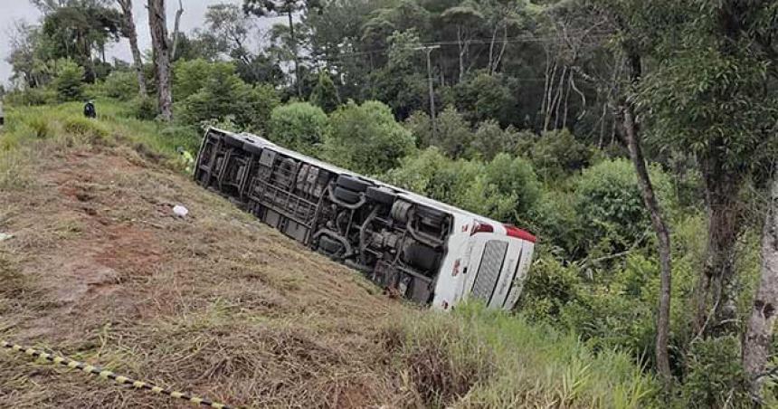 Un nintildeo y su madre argentinos murieron al caer un bus por un barranco en Brasil