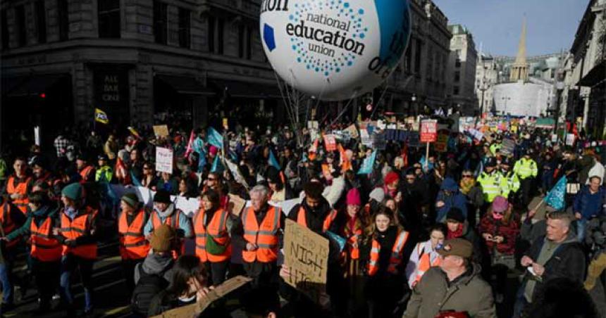 Reino Unido- la mayor huelga en una deacutecada por reclamos de mejoras salariales