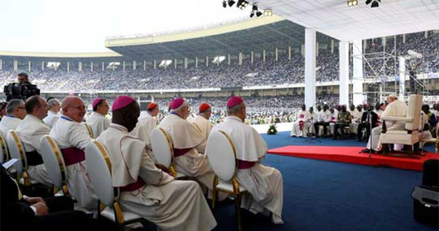 El papa les pidioacute a los joacutevenes que evitaran la rivalidad eacutetnica y la corrupcioacuten