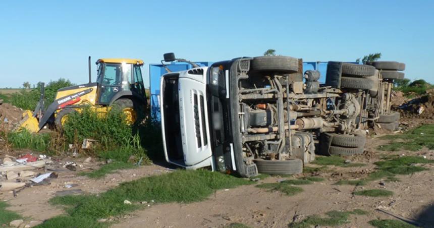 Volcoacute un camioacuten en el basurero municipal de Realicoacute