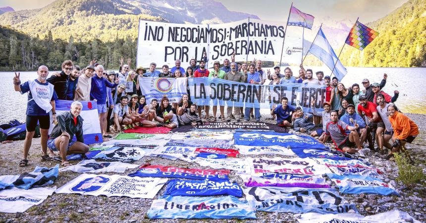 Tras varias jornadas de tensioacuten concluyoacute la marcha a Lago Escondido