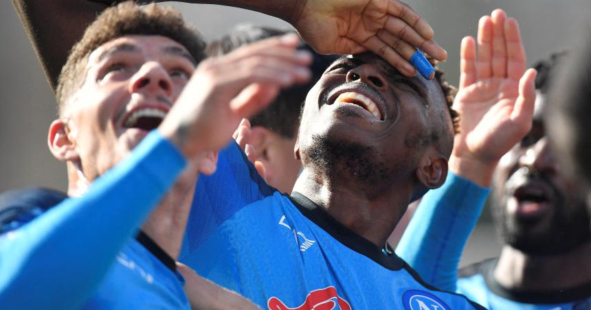 Naacutepoli se afianza en la cima de la Serie A