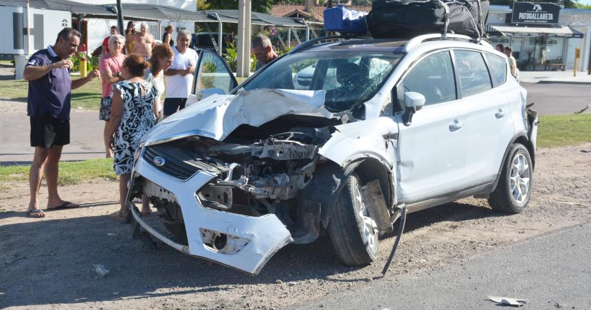 Fuerte choque entre un camioacuten y una camioneta en Tello y Ruta 5