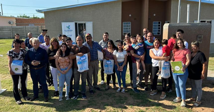 Entregaron cuatro viviendas y una recuperada en Miguel Caneacute