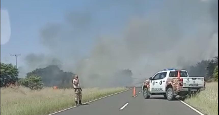 Incendio de campo sobre la Ruta Provincial 14