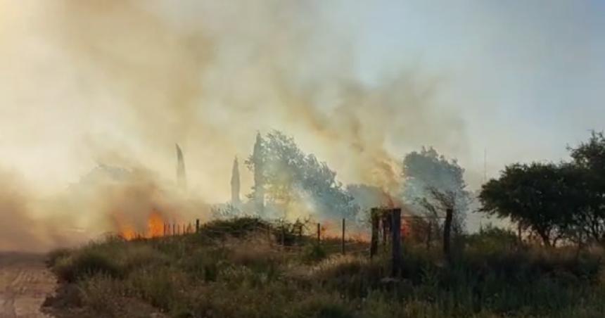 Incendio intencional en un predio de Santa Rosa