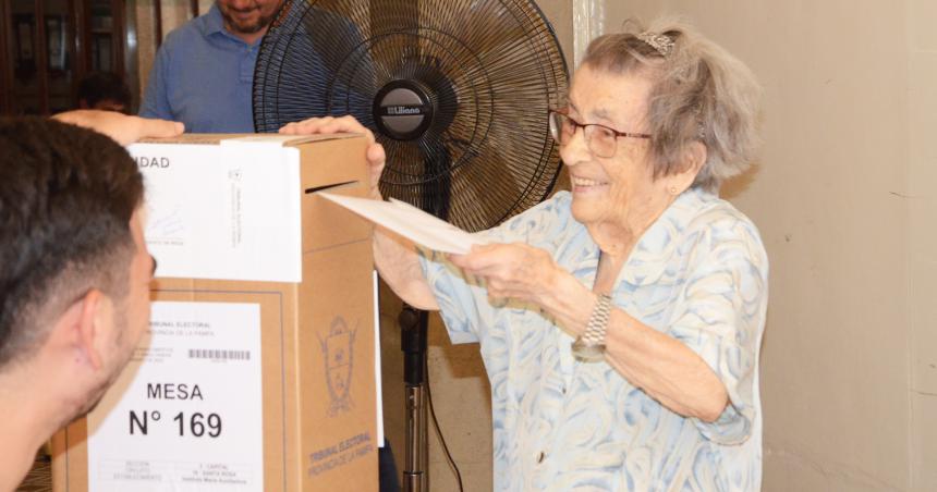 Video- con casi 100 antildeos desafioacute al calor y fue a votar