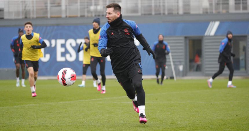 Messi se entrenoacute con normalidad y jugaraacute ante el Bayern