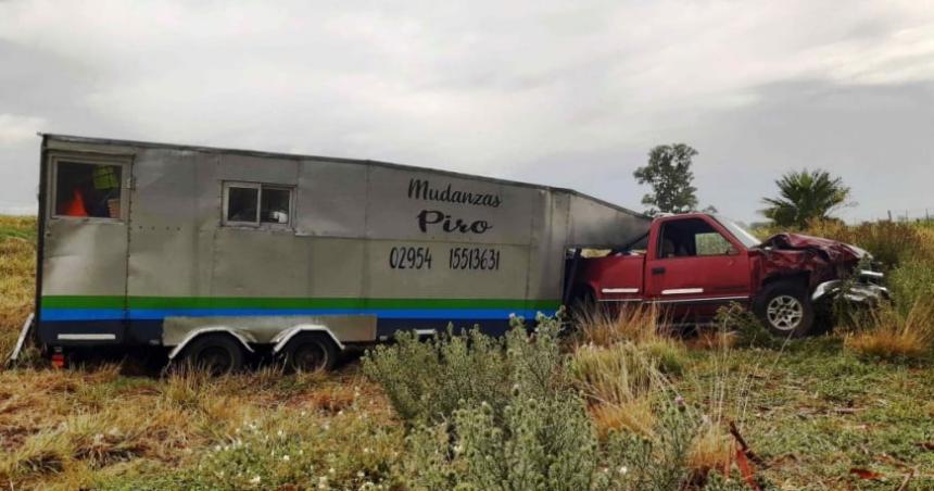 Chocaron dos santarrosentildeos en la Ruta 5- uno iba de mudanza