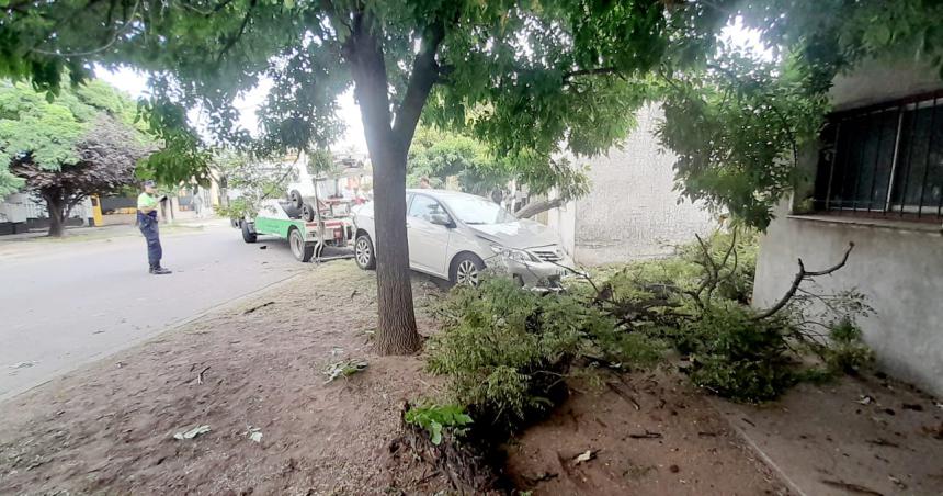 Se descompensoacute subioacute a la vereda y chocoacute contra un aacuterbol