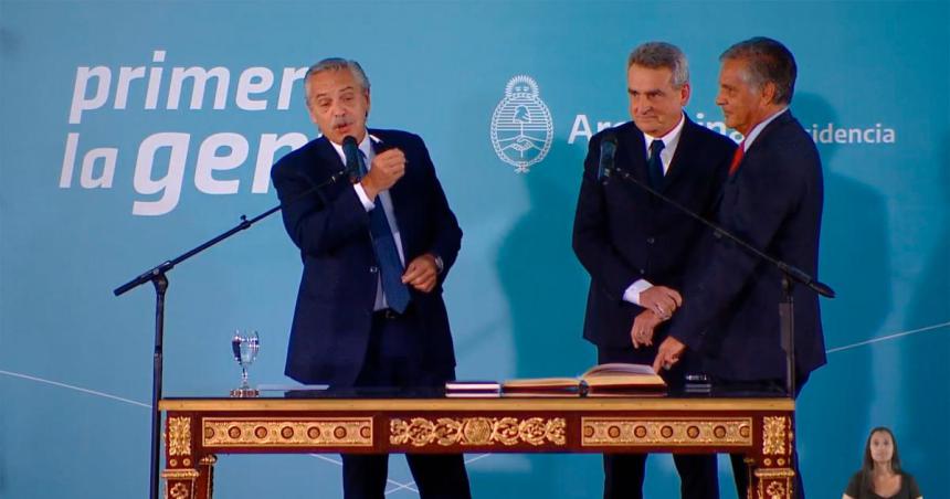 El Presidente le tomoacute juramento a Agustiacuten Rossi como nuevo jefe de Gabinete