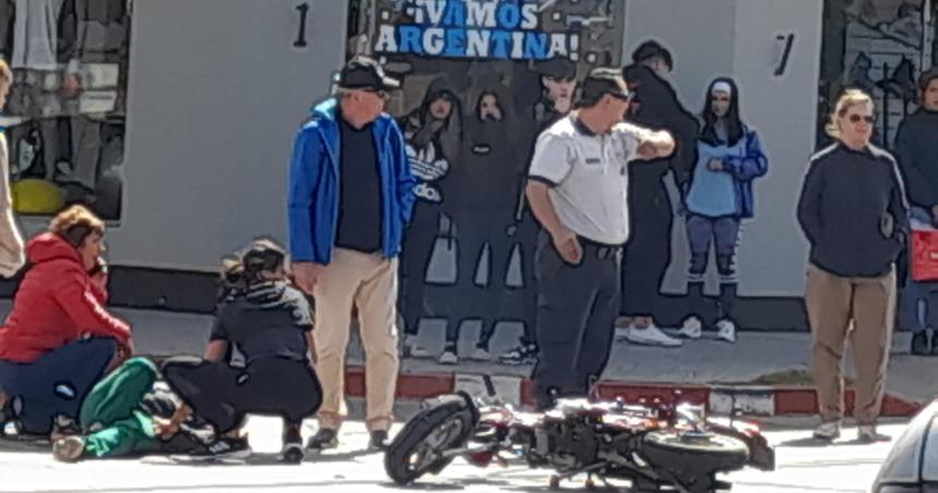 Cayoacute una motociclista en pleno centro santarrosentildeo