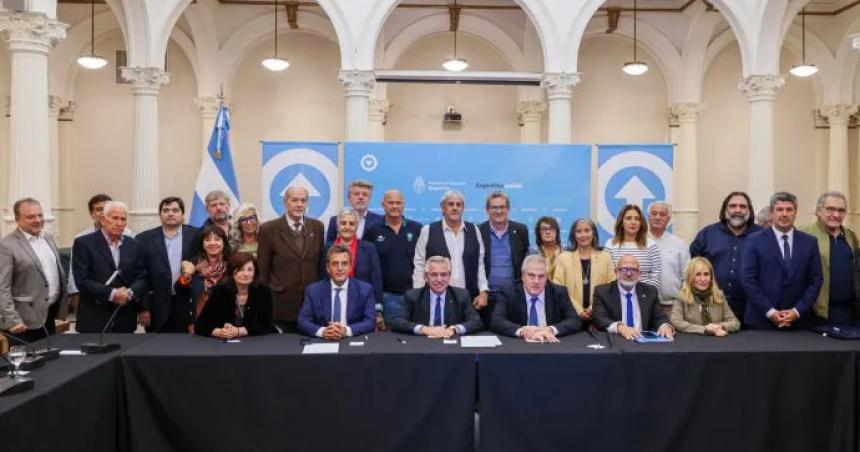 Paritaria docente nacional- suben el salario miacutenimo a 130000