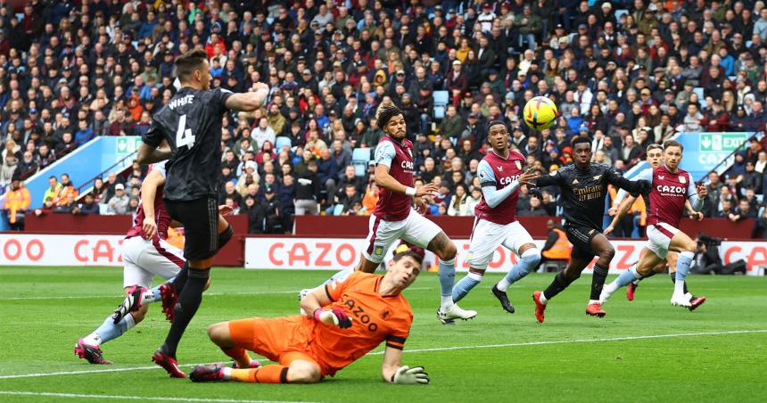 Mala tarde de Dibu Martiacutenez en la derrota de Aston Villa