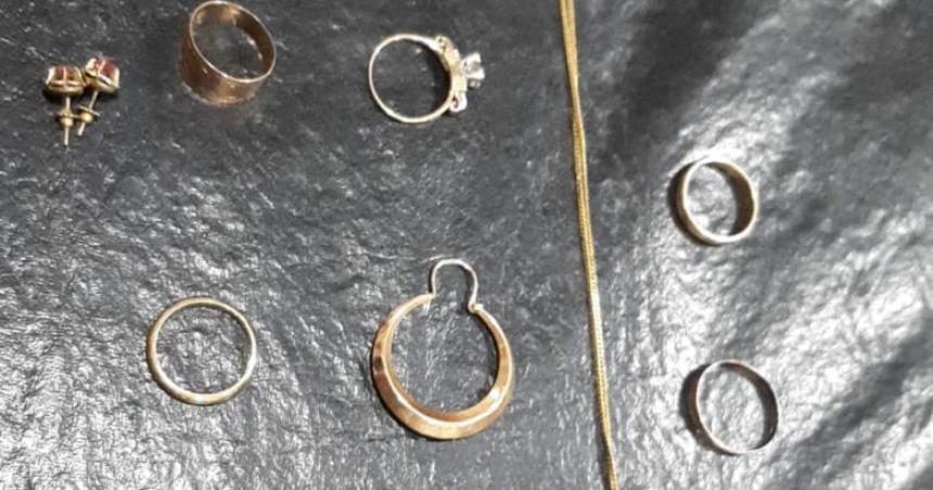 Recuperan parte de las alhajas de oro del cuento del tiacuteo