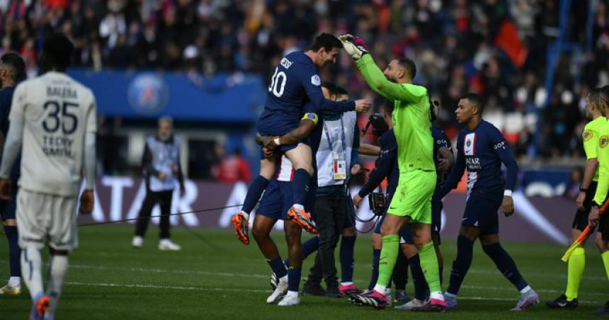 Con un golazo de Messi de tiro libre el PSG le ganoacute 4-3 al Lille
