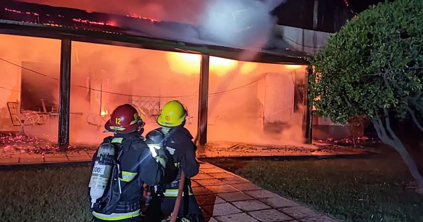 Voraz incendio destrozoacute el chalet de una estancia en Embajador Martini