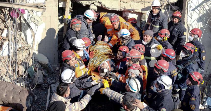 Los muertos por los terremotos en Siria y Turquiacutea llegan a 47000