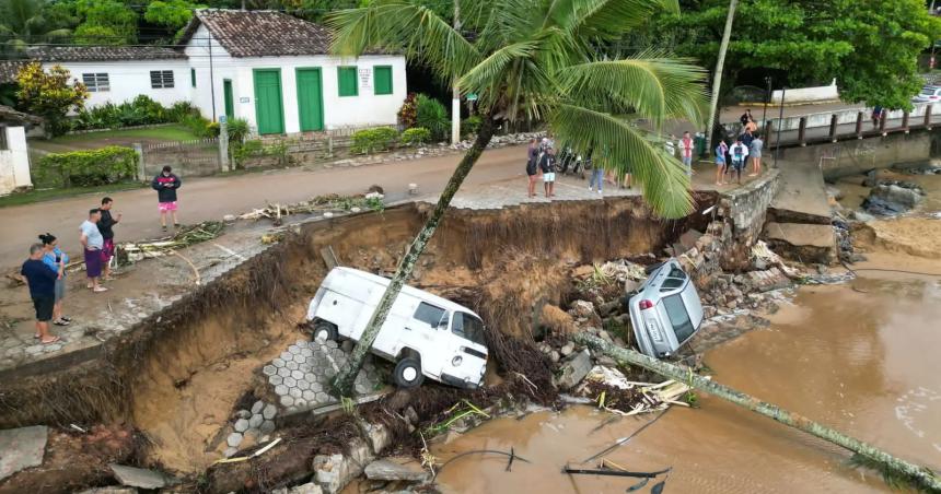 Brasil- derrumbes causados por fuertes lluvias dejan 19 muertos en el estado de Sao Paulo