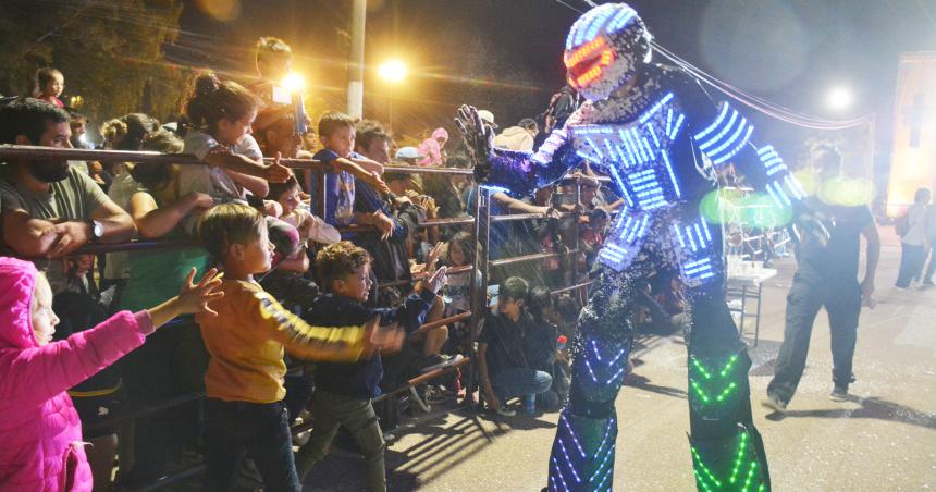 Multitudinario arranque de los carnavales santarrosentildeos