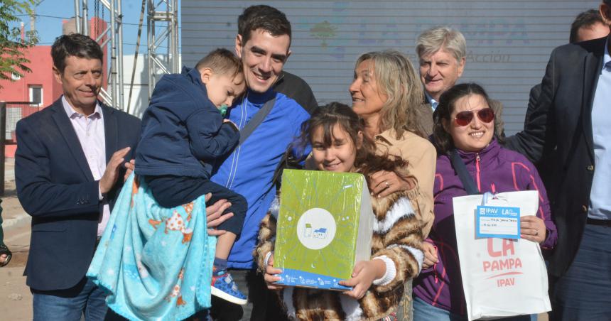 La alegriacutea de un techo popular la lejaniacutea de poliacuteticos y comunidad