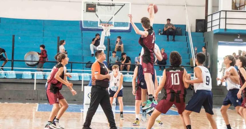 Mendoza se llevoacute el cuadrangular regional