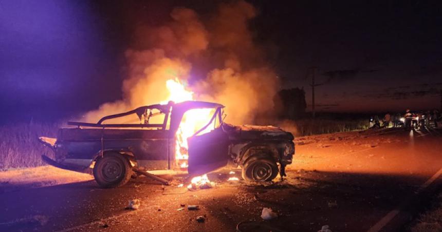 Hay dos personas graves por el choque e incendio en la Ruta 4