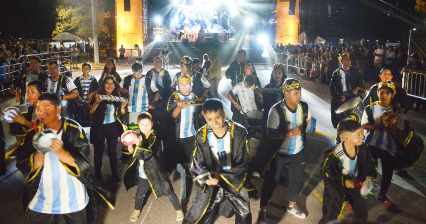 Otra multitud en el cierre de los carnavales santarrosentildeos