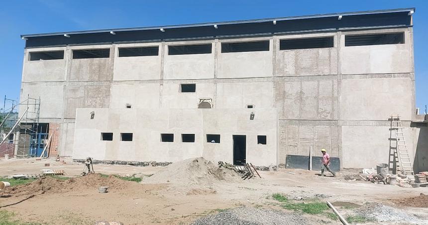 Construyen un SUM en Miguel Riglos y remodelan edificios escolares