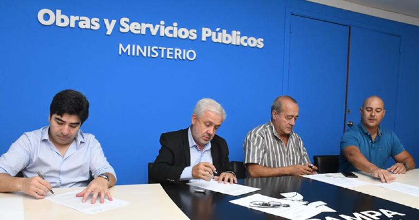 Firman contrato para renovar la red de agua potable en Arata
